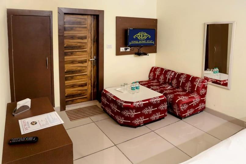 Airport Hotel Edge Home Stay Ню Делхи Екстериор снимка
